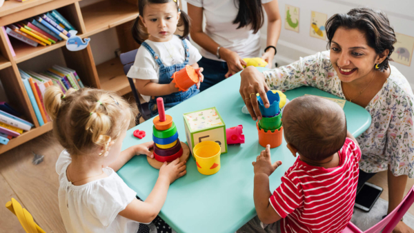 Profesor en mesa con niños
